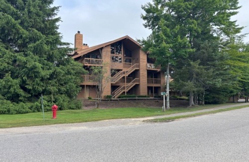 Mancelona Condominio | Condo that sleeps 8 near Torch Lake with a pool, hot tub, sauna and fitness room