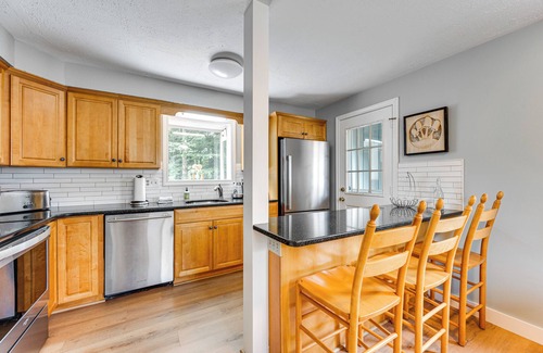 North Woodstock Condominio | ¡NUEVO! Condominio con terraza y parrilla, 4. 5 millas a Loon Mountain