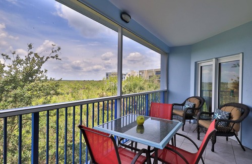 New Smyrna Beach Condominio | 🌴🐠Condo w/ Short Walk to Private Beach Access 🏖️ & Loaded w/ Amenities 🌊🎾🏀