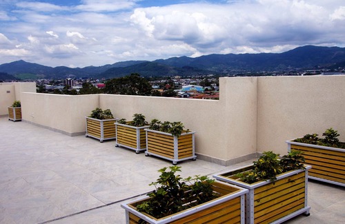 Hatillo Condominio | Amplio condominio familiar de 2 habitaciones y 2 baños con excelente vista a la montaña