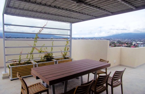 Hatillo Condominio | Amplio condominio familiar de 2 habitaciones y 2 baños con excelente vista a la montaña