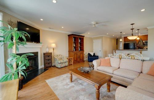 Wrightsville Beach Apartamento | Condo with 2 Decks - Steps to Wrightsville Beach!