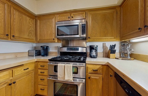 Elkhorn Village Casa | Condo with deck, fireplace, full kitchen, and mudroom area