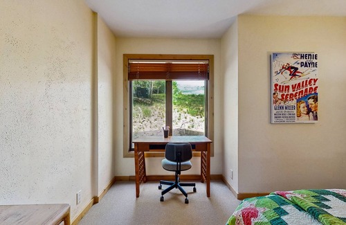 Elkhorn Village Casa | Condo with deck, fireplace, full kitchen, and mudroom area