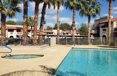 Glendale Casa | Condo with Heated Pool, Hot Tub, Near Walking Paths