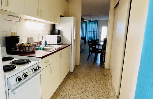Christiansted Condominio | Island Condo con vistas, aire acondicionado y seguro. Cerca del centro y playa.