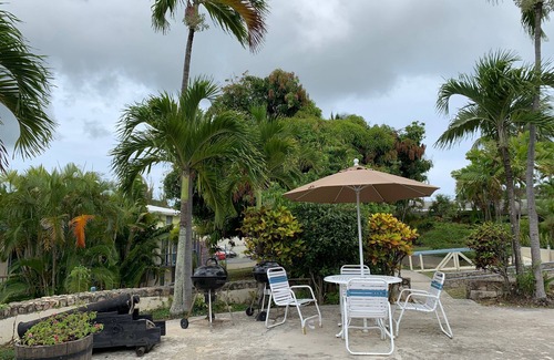 Christiansted Condominio | Island Condo con vistas, aire acondicionado y seguro. Cerca del centro y playa.