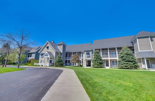 Boyne City Condominio | 1BR condominio frente al mar en el hermoso lago Charlevoix en Boyne City!