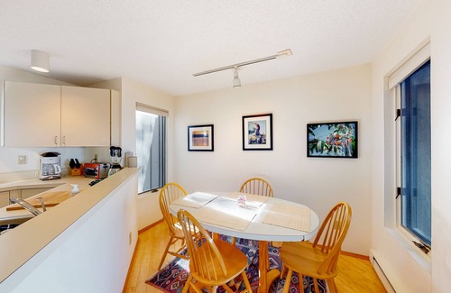 Maple City Condominio | Condo with lake views