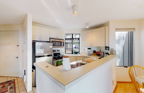 Maple City Condominio | Condo with lake views