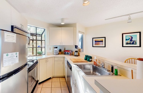 Maple City Condominio | Condo with lake views