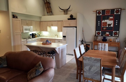 Downtown Leavenworth Condominio | Condo with Mountain Views Walking Distance to Town