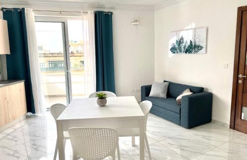 Gzira Apartamento | Condo with Patio overlooking Piazza