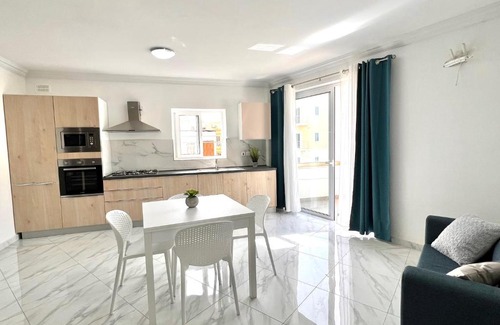 Gzira Apartamento | Condo with Patio overlooking Piazza