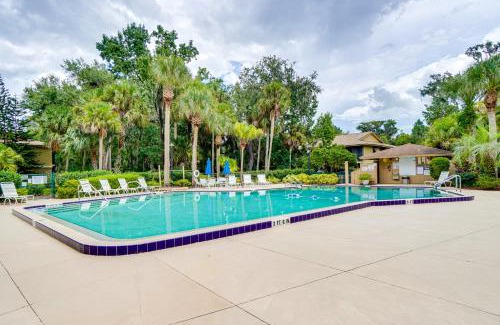 Deltona Lakes Apartamento | Condo with Pool and Beach Access Near Theme Park