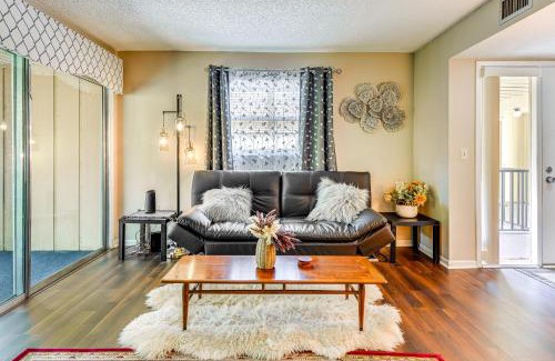Deltona Lakes Apartamento | Condo with Pool and Beach Access Near Theme Park