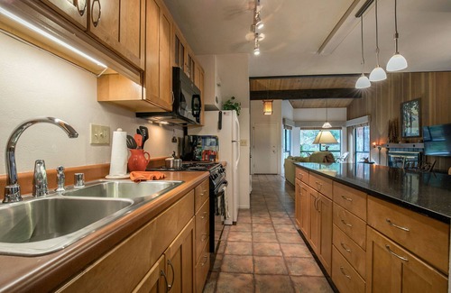Incline Village Condominio | Condo with Summer Pool! (CDL36)