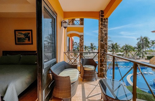 Barrio Los Villalobos Condominio | Condo Yuli, Oceanfront on Jaco Beach