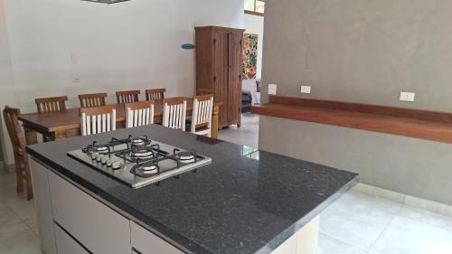 Maresias Casa | Condominio Vila dos Tucanos Canto Moreira 1 quadra da praia , 4 quartos , 3 banheiros ,q tenis, piscina , churrasqueira privativa ,portaria 24 hs