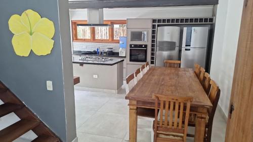 Maresias Casa | Condominio Vila dos Tucanos Canto Moreira 1 quadra da praia , 4 quartos , 3 banheiros ,q tenis, piscina , churrasqueira privativa ,portaria 24 hs