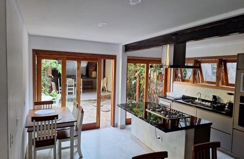 Maresias Casa | Condominio Vila dos Tucanos Canto Moreira 1 quadra da praia , 4 quartos , 3 banheiros ,q tenis, piscina , churrasqueira privativa ,portaria 24 hs
