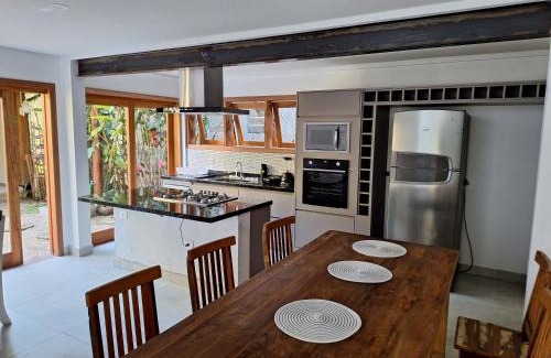 Maresias Casa | Condominio Vila dos Tucanos Canto Moreira 1 quadra da praia , 4 quartos , 3 banheiros ,q tenis, piscina , churrasqueira privativa ,portaria 24 hs