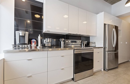 Plateau Mont Royal Condominio | Condotel LeLuxe St-Denis St - mtlFlats