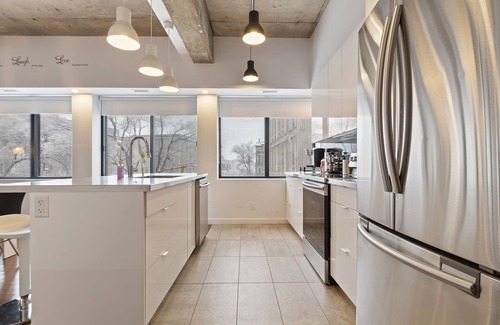 Plateau Mont Royal Condominio | Condotel LeLuxe St-Denis St - mtlFlats