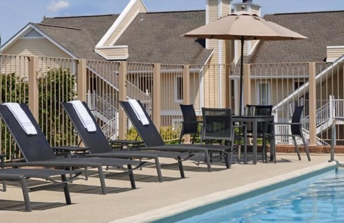 Crestline Heights Casa | Conducive Amenities! Fully-equipped Kitchen, Pets Allowed, FREE Parking, Pool!