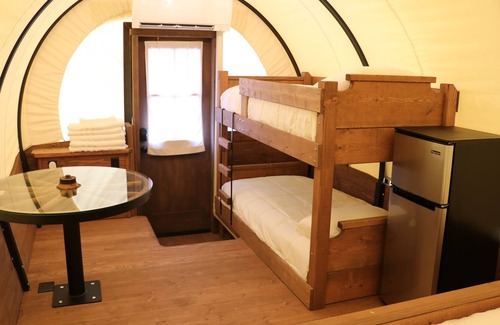Shreveport Cabina | Conestoga Glamping Wagon w/ Patio, Fire Pit & Grill overlooking Wildlife Reserve