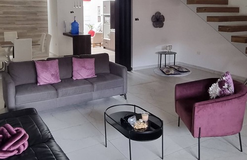 Cuenca Casa | Confortable segura y con estilo, casa completa más suite en Cuenca.