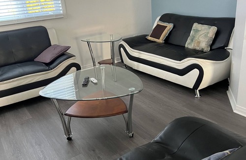Aylmer Apartamento | Sunny Sky 2