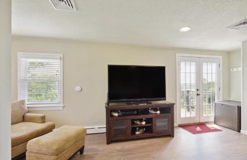 Morris Casa | Connecticut Retreat Steps to Historic Downtown!