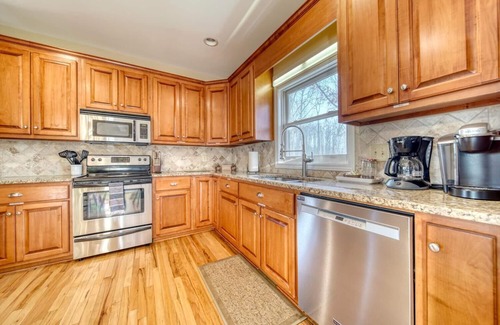 Young Harris Casa | Conners Ridge Cabin is next to a small family Goat farm