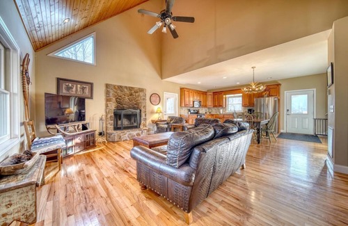 Young Harris Casa | Conners Ridge Cabin is next to a small family Goat farm