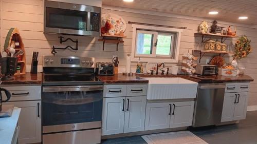 Tellico Plains Casa | Connie's Retreat - 3 Bedrooms, 2 Baths, Sleeps 11 farmhouse