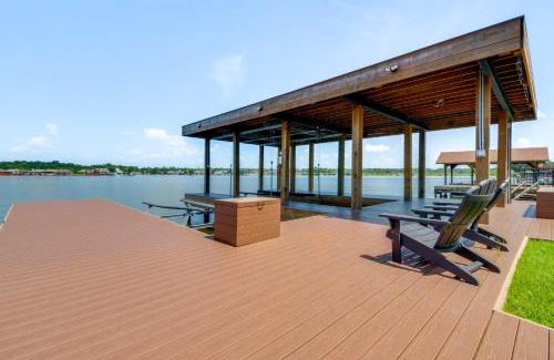 Willis Casa | Conroe Lake House Luxe Pool, Private Dock and Games