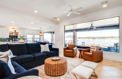 Willis Casa | Conroe Lake House Luxe Pool, Private Dock and Games