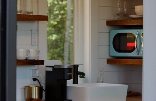 Hiawassee Cabina | Container Treehouse Lake and Mountain Views Hot Tub