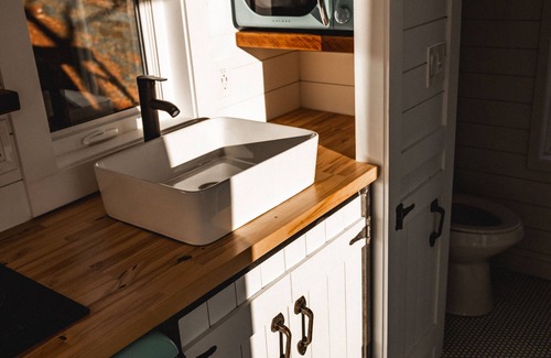 Hiawassee Cabina | Container Treehouse Lake and Mountain Views Hot Tub
