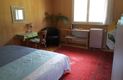 Ruetli Cama Y Desayuno | Contemplative Poet Society Retreat B&B