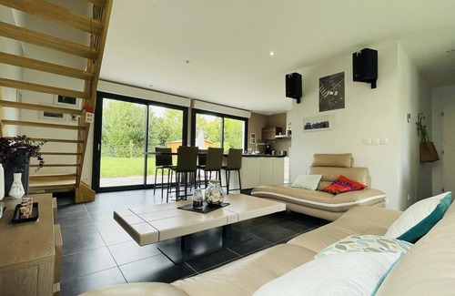 Saint-Cyr-sur-Loire Casa | Contemporary house with garden in Saint-Cyr-sur-Loire
