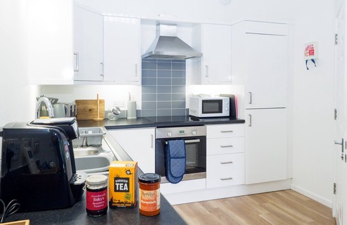 Falmouth Cabaña | Contemporary 1 bed property with shared pool/hot tub nr Falmouth/Helford River