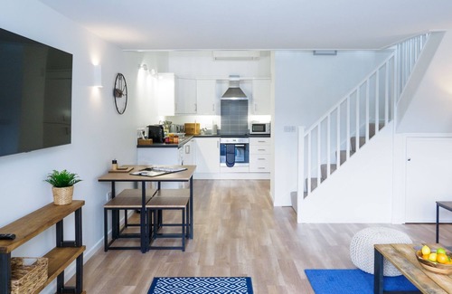 Falmouth Cabaña | Contemporary 1 bed property with shared pool/hot tub nr Falmouth/Helford River