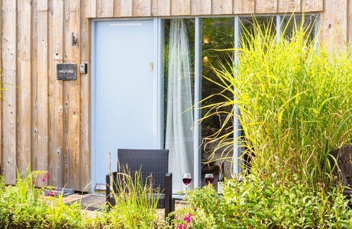 Falmouth Cabaña | Contemporary 1 bed property with shared pool/hot tub nr Falmouth/Helford River