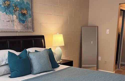 Northeast Reno Condominio | Contemporary 1st Floor Condo w/Community Pool! Minutes from Downtown Reno & UNR!