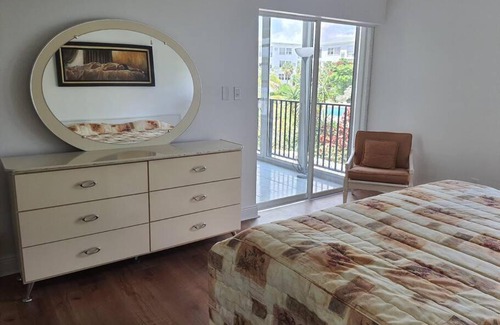 Sunrise Park Apartamento | Contemporary 2-bed 2-bath condo