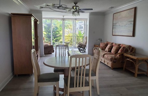 Sunrise Park Apartamento | Contemporary 2-bed 2-bath condo
