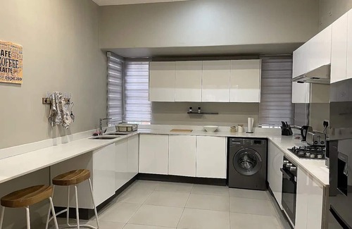 Bulawayo Apartamento | Contemporary 2 bed in Suburbs - 2081