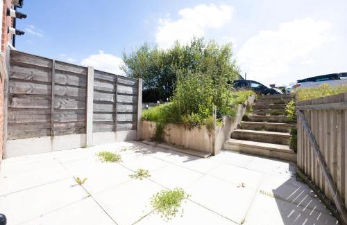 Leigh Casa | Contemporary 3 Bedroom Home with Garden & Parking